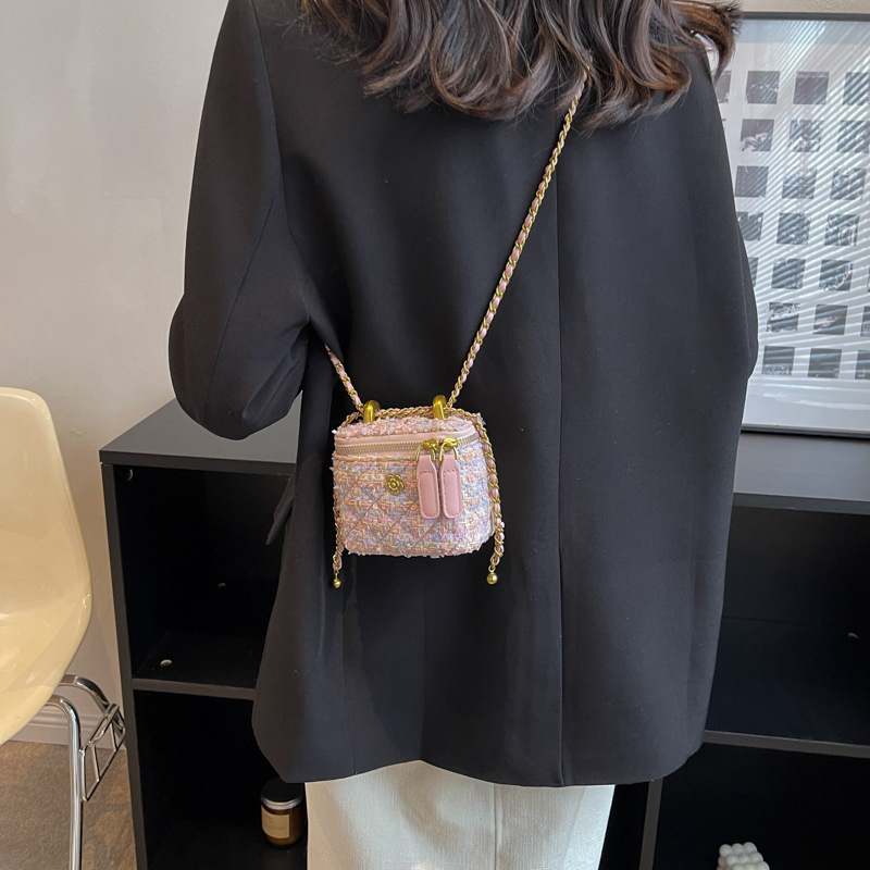 Torba u Chanel stilu, tkanina umjetničke izrade, kvadratna crossbody torba sa zatvaračem, podstava od poliestera, unutarnji džep sa zatvaračem i džep za telefon
