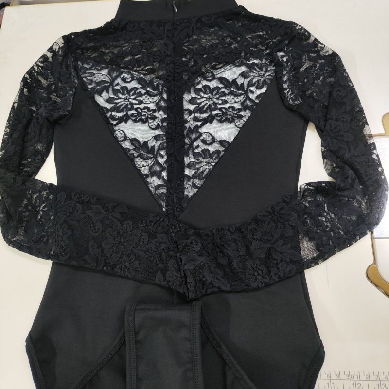 Ολόσωμο κορμάκι με δαντέλα, κινεζικός γιακάς και μακρυά μανίκια για αερογυμναστική γιόγκα; PVC κύριο ύφασμα 90–95%, TR ύφασμα; κινεζικό στυλ, λογοτεχνικό ρετρό; κυκλοφορεί άνοιξη 2025