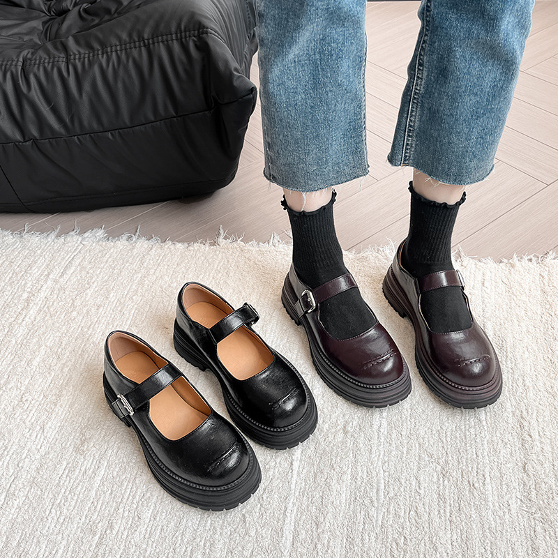 Mary Jane cipele s 3-5 cm debelim petom, gornji dio od mikrovlakana, gumena potplat, okrugli nos, preppy stil.