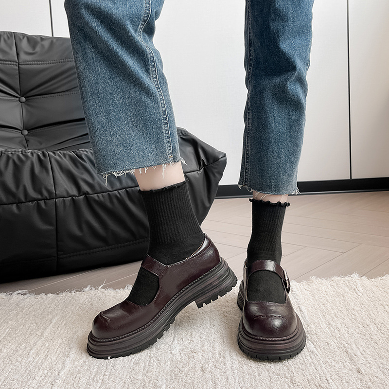 Mary Jane cipele s 3-5 cm debelim petom, gornji dio od mikrovlakana, gumena potplat, okrugli nos, preppy stil.