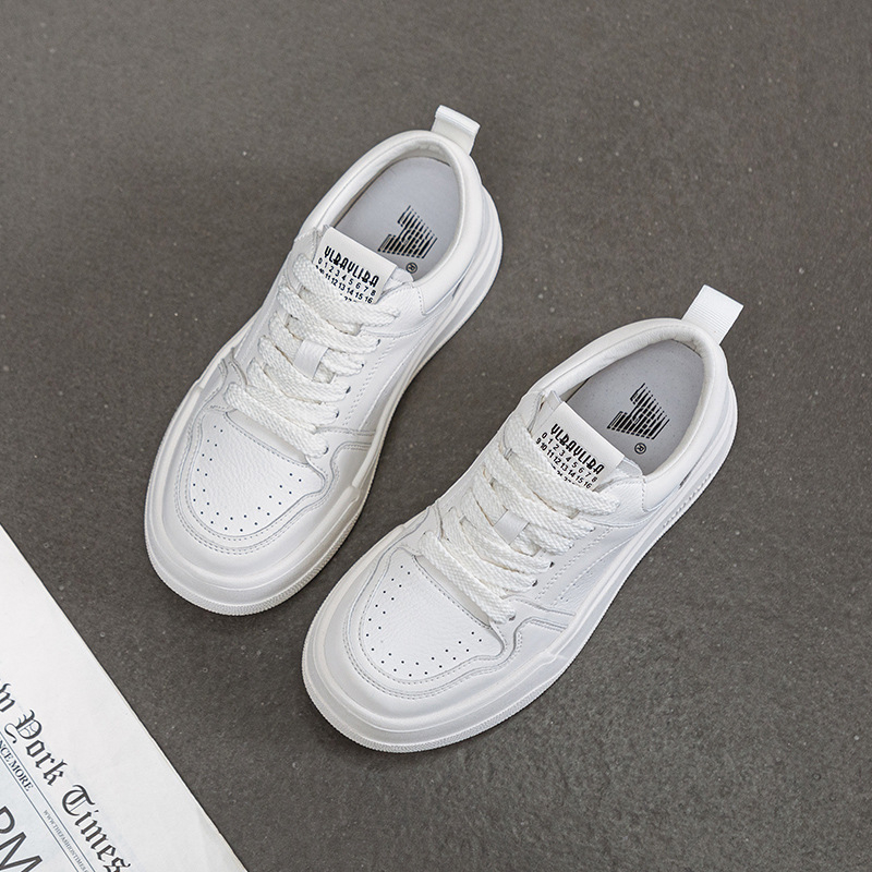 Pantofi femei din piele naturală, partea superioară din două straturi de piele de vită, vârf rotund, talpă din spumă, toc plat, închidere cu bretea frontală