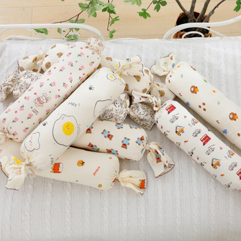 Βρεφικό μαξιλάρι σε σχήμα καραμέλας, μαλακό, με γέμισμα από μαργαριτωμένο βαμβάκι και πυρήνα από πολυεστερικές ίνες