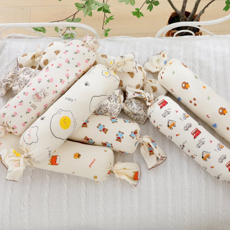 Βρεφικό μαξιλάρι σε σχήμα καραμέλας, μαλακό, με γέμισμα από μαργαριτωμένο βαμβάκι και πυρήνα από πολυεστερικές ίνες