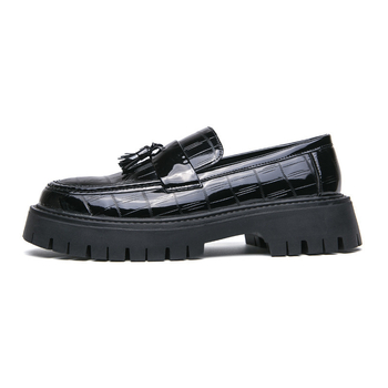 Férfi bőrlapos loaferek gumírozott vastag talppal, PU felsőrész, marhabőr belső, csat zárás, brit stílus.