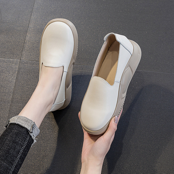 Pantofi sport din piele pentru creșterea înălțimii, vârf rotund, partea superioară din piele de vițel din primul strat, branț din piele de porc din primul strat, talpă plată, talpă din spumă de cauciuc