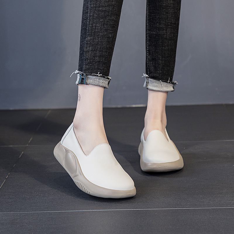 Pantofi sport din piele pentru creșterea înălțimii, vârf rotund, partea superioară din piele de vițel din primul strat, branț din piele de porc din primul strat, talpă plată, talpă din spumă de cauciuc