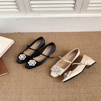 Virágos rhinestone díszítésű cipő, négyzetes orrú, alacsony, vastag sarok, felső rész: szintetikus bőr, belső talp: természetes bőr, formális viselethez