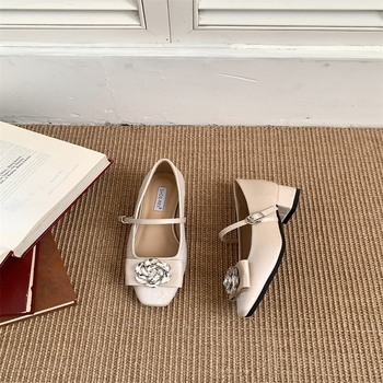 Virágos rhinestone díszítésű cipő, négyzetes orrú, alacsony, vastag sarok, felső rész: szintetikus bőr, belső talp: természetes bőr, formális viselethez