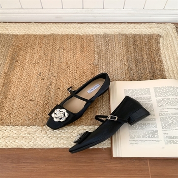 Virágos rhinestone díszítésű cipő, négyzetes orrú, alacsony, vastag sarok, felső rész: szintetikus bőr, belső talp: természetes bőr, formális viselethez