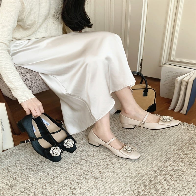 Virágos rhinestone díszítésű cipő, négyzetes orrú, alacsony, vastag sarok, felső rész: szintetikus bőr, belső talp: természetes bőr, formális viselethez