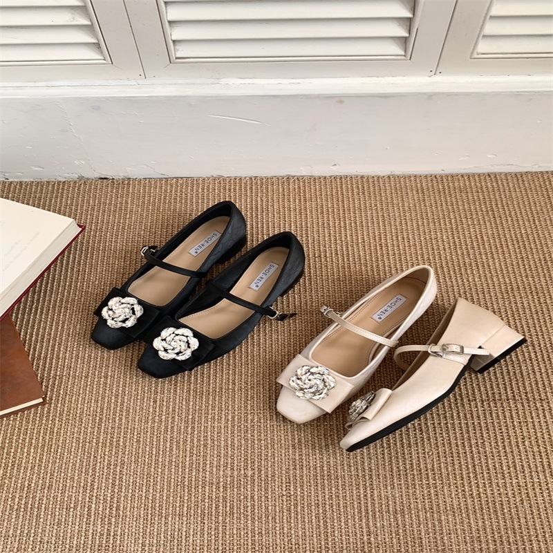 Virágos rhinestone díszítésű cipő, négyzetes orrú, alacsony, vastag sarok, felső rész: szintetikus bőr, belső talp: természetes bőr, formális viselethez