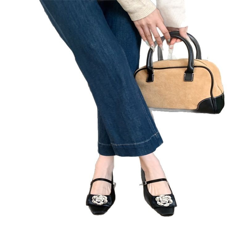 Virágos rhinestone díszítésű cipő, négyzetes orrú, alacsony, vastag sarok, felső rész: szintetikus bőr, belső talp: természetes bőr, formális viselethez