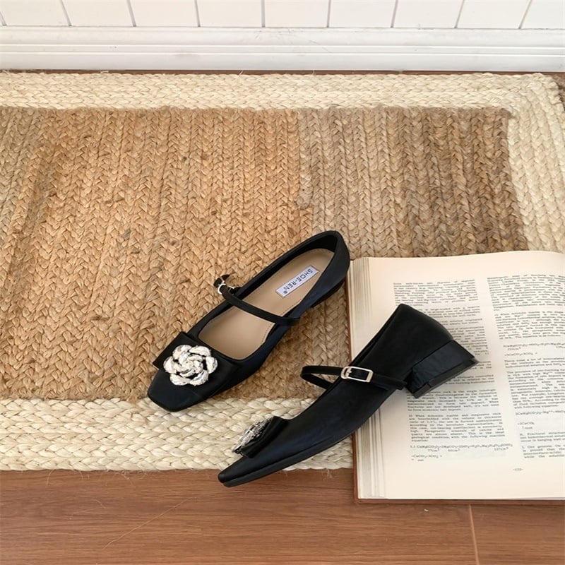 Virágos rhinestone díszítésű cipő, négyzetes orrú, alacsony, vastag sarok, felső rész: szintetikus bőr, belső talp: természetes bőr, formális viselethez