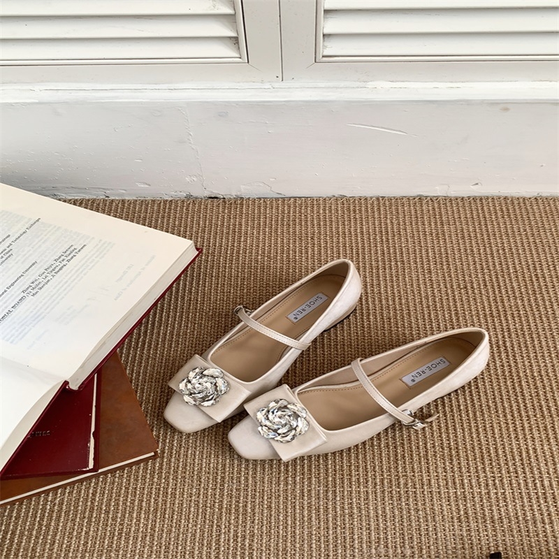 Virágos rhinestone díszítésű cipő, négyzetes orrú, alacsony, vastag sarok, felső rész: szintetikus bőr, belső talp: természetes bőr, formális viselethez