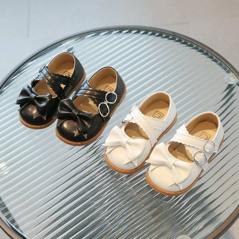 Lányoknak készült pillangómasnis műbőr cipő - Felsőrész: Szintetikus bőr, Zár: Velcro, Talp: Gumi, PU belső talp, Alacsony kialakítás (1–6 évesek)