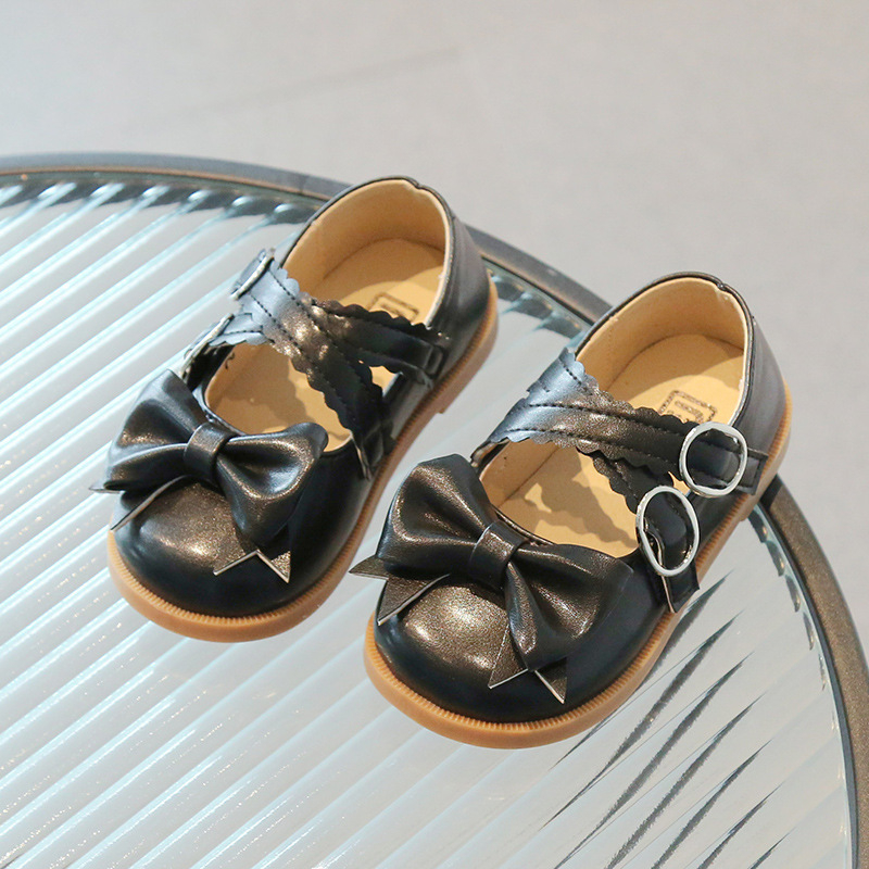 Lányoknak készült pillangómasnis műbőr cipő - Felsőrész: Szintetikus bőr, Zár: Velcro, Talp: Gumi, PU belső talp, Alacsony kialakítás (1–6 évesek)