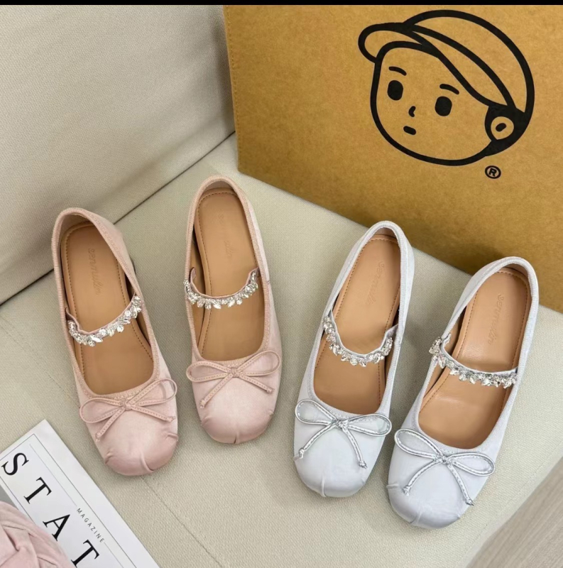 Mary Jane cipők kerek  orrúval, rejtett dőlt sarok, 6–8 cm magasságú sarok, felső rész szuper rostból, talp gumi