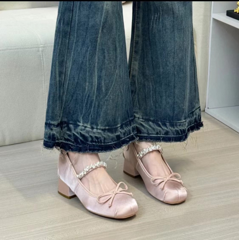 Mary Jane cipők kerek  orrúval, rejtett dőlt sarok, 6–8 cm magasságú sarok, felső rész szuper rostból, talp gumi