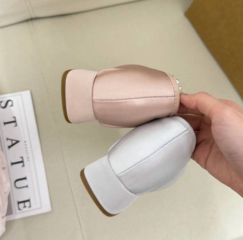 Mary Jane cipők kerek  orrúval, rejtett dőlt sarok, 6–8 cm magasságú sarok, felső rész szuper rostból, talp gumi