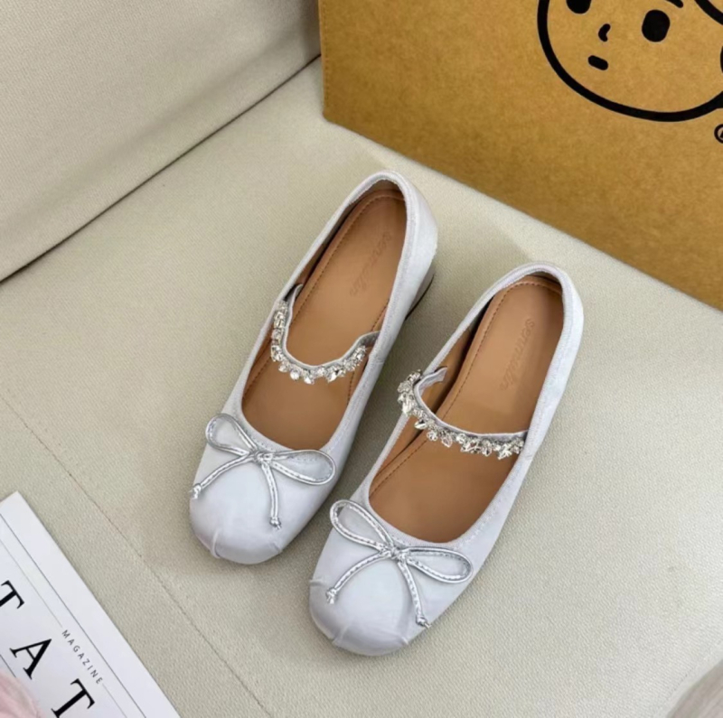 Mary Jane cipők kerek  orrúval, rejtett dőlt sarok, 6–8 cm magasságú sarok, felső rész szuper rostból, talp gumi