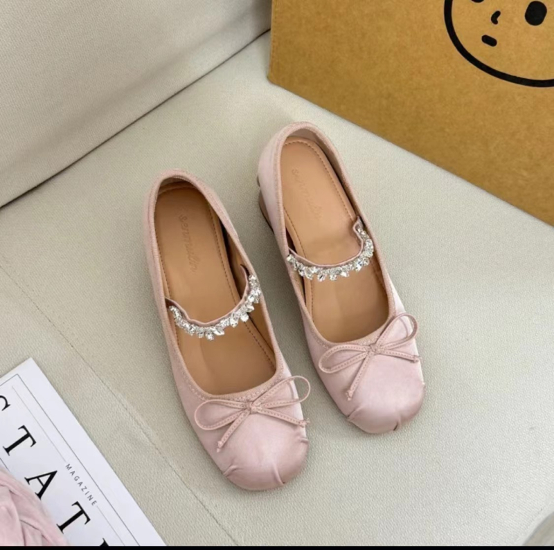 Mary Jane cipők kerek  orrúval, rejtett dőlt sarok, 6–8 cm magasságú sarok, felső rész szuper rostból, talp gumi