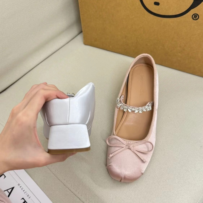 Mary Jane cipők kerek  orrúval, rejtett dőlt sarok, 6–8 cm magasságú sarok, felső rész szuper rostból, talp gumi