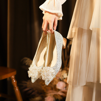 Koreai stílusú esküvői cipő, hegyes orr, alacsony, vastag sarok, Grete felső rész, PU talpbetét, gumírozott talp