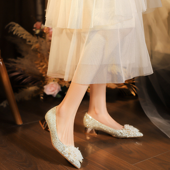 Koreai stílusú esküvői cipő, hegyes orr, alacsony, vastag sarok, Grete felső rész, PU talpbetét, gumírozott talp