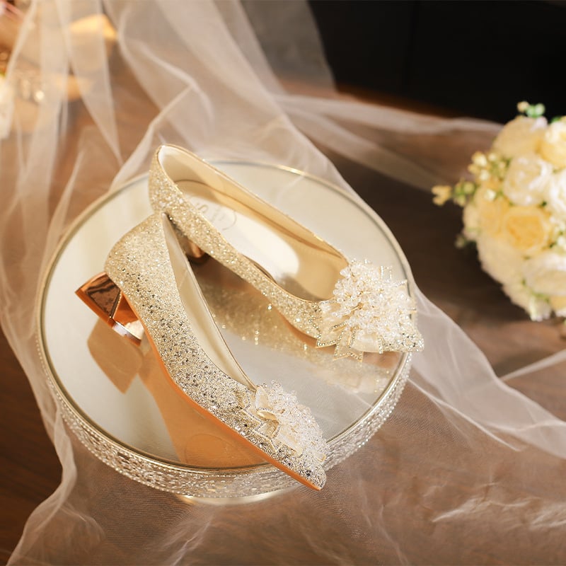 Koreai stílusú esküvői cipő, hegyes orr, alacsony, vastag sarok, Grete felső rész, PU talpbetét, gumírozott talp