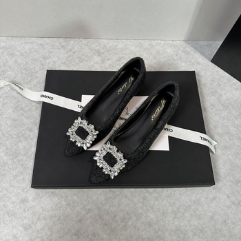 Női platformtalppal cipő: hegyes orr, velúr felsőrész, báránybőr bélés, gumitalp, középmagas sarok 3–6 cm