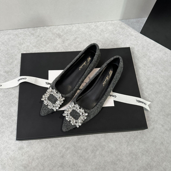 Női platformtalppal cipő: hegyes orr, velúr felsőrész, báránybőr bélés, gumitalp, középmagas sarok 3–6 cm