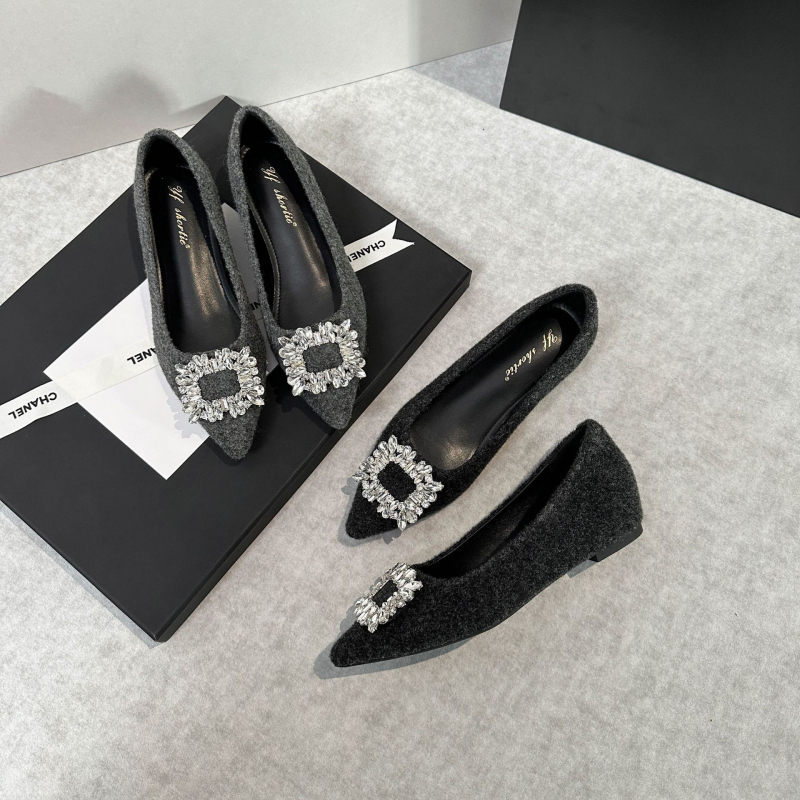 Női platformtalppal cipő: hegyes orr, velúr felsőrész, báránybőr bélés, gumitalp, középmagas sarok 3–6 cm