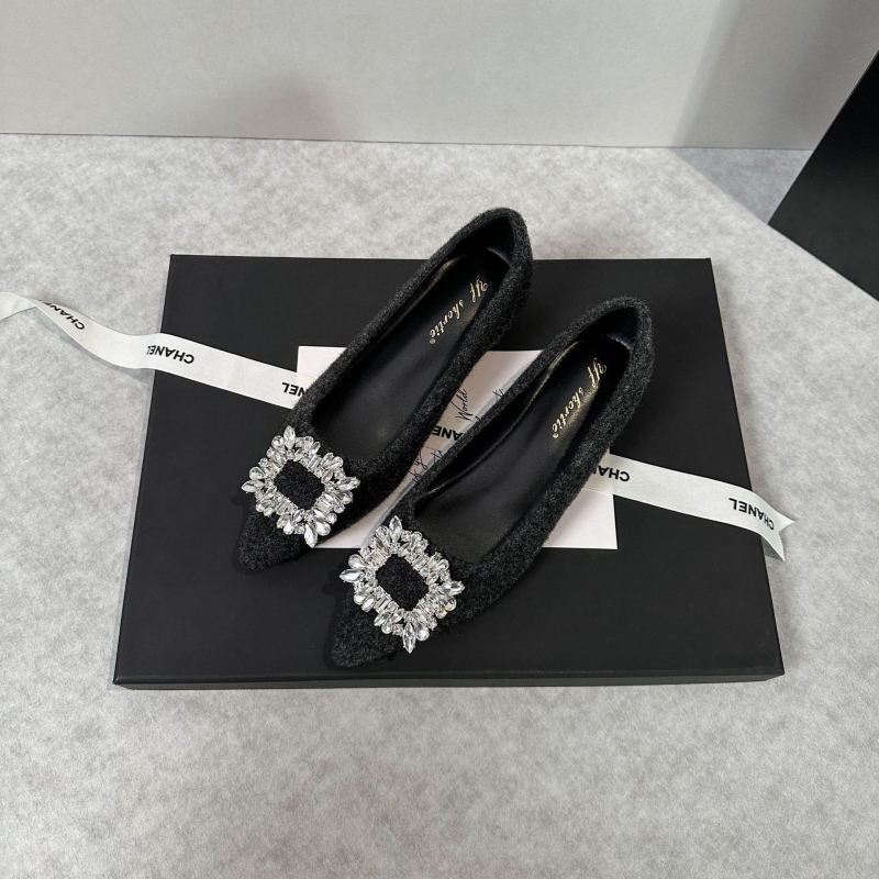 Női platformtalppal cipő: hegyes orr, velúr felsőrész, báránybőr bélés, gumitalp, középmagas sarok 3–6 cm