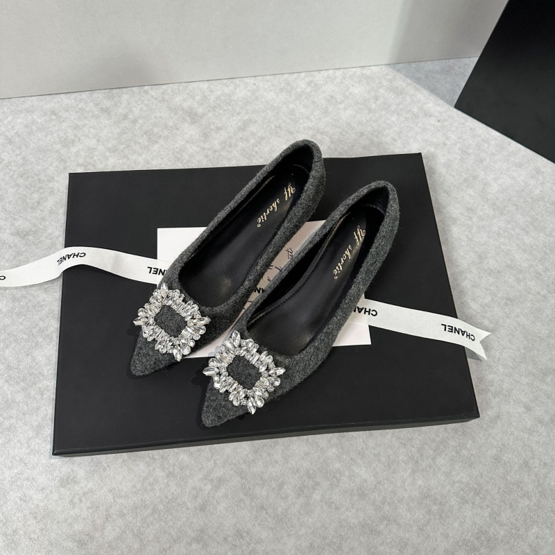 Női platformtalppal cipő: hegyes orr, velúr felsőrész, báránybőr bélés, gumitalp, középmagas sarok 3–6 cm