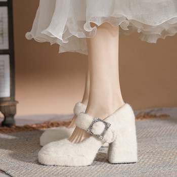 Mary Jane magassarkú cipő: négyzetes orr, velúr felsőrész, belső műanyag rövid plüss, szuper magas sarkú (>8 cm), vastag sarok