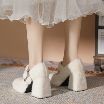 Mary Jane magassarkú cipő: négyzetes orr, velúr felsőrész, belső műanyag rövid plüss, szuper magas sarkú (>8 cm), vastag sarok