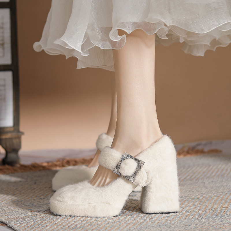 Mary Jane magassarkú cipő: négyzetes orr, velúr felsőrész, belső műanyag rövid plüss, szuper magas sarkú (>8 cm), vastag sarok