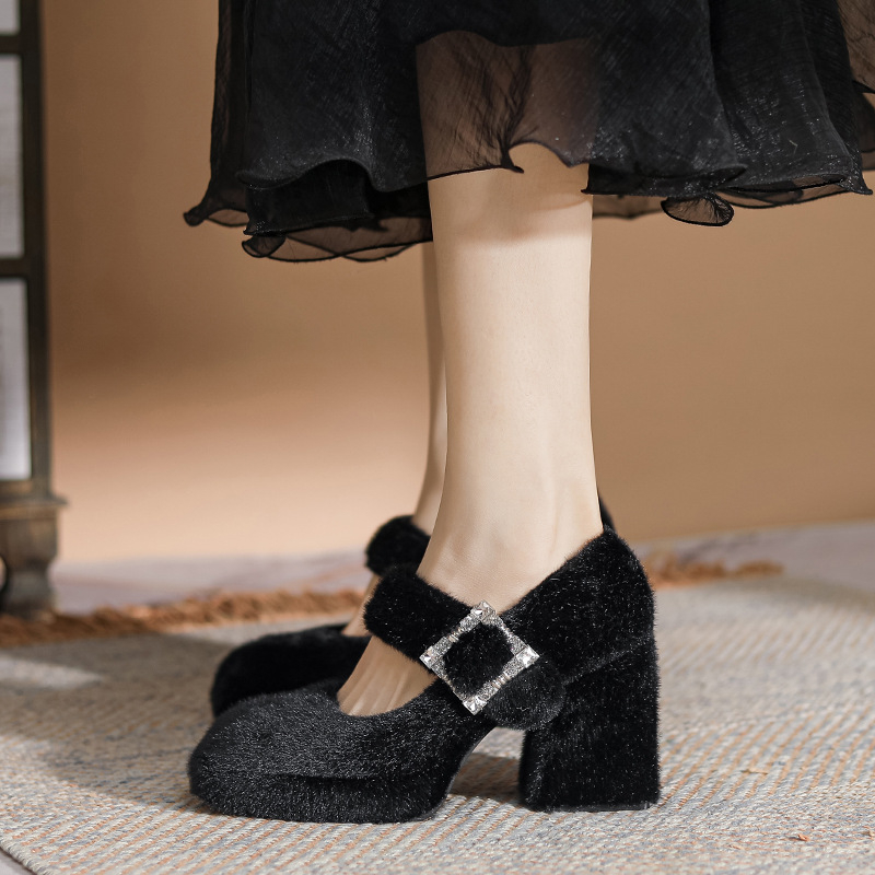 Mary Jane magassarkú cipő: négyzetes orr, velúr felsőrész, belső műanyag rövid plüss, szuper magas sarkú (>8 cm), vastag sarok