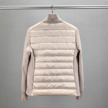 Пухено яке със стойкова яка, цип за закопчаване; Пълнеж: пух; Съдържание на пуха: 76–80%; Материя: вълна