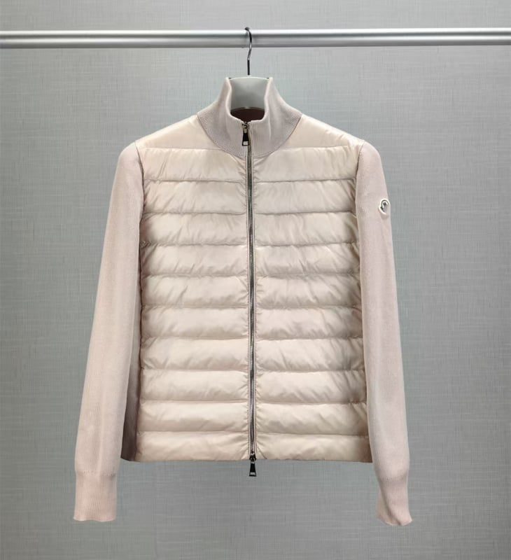 Пухено яке със стойкова яка, цип за закопчаване; Пълнеж: пух; Съдържание на пуха: 76–80%; Материя: вълна