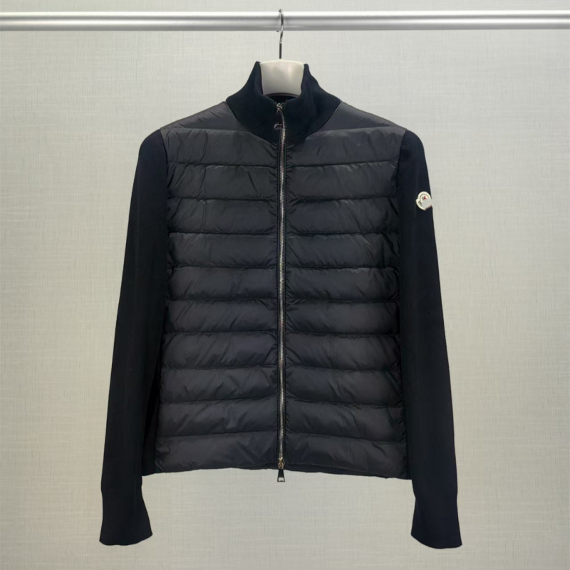 Пухено яке със стойкова яка, цип за закопчаване; Пълнеж: пух; Съдържание на пуха: 76–80%; Материя: вълна