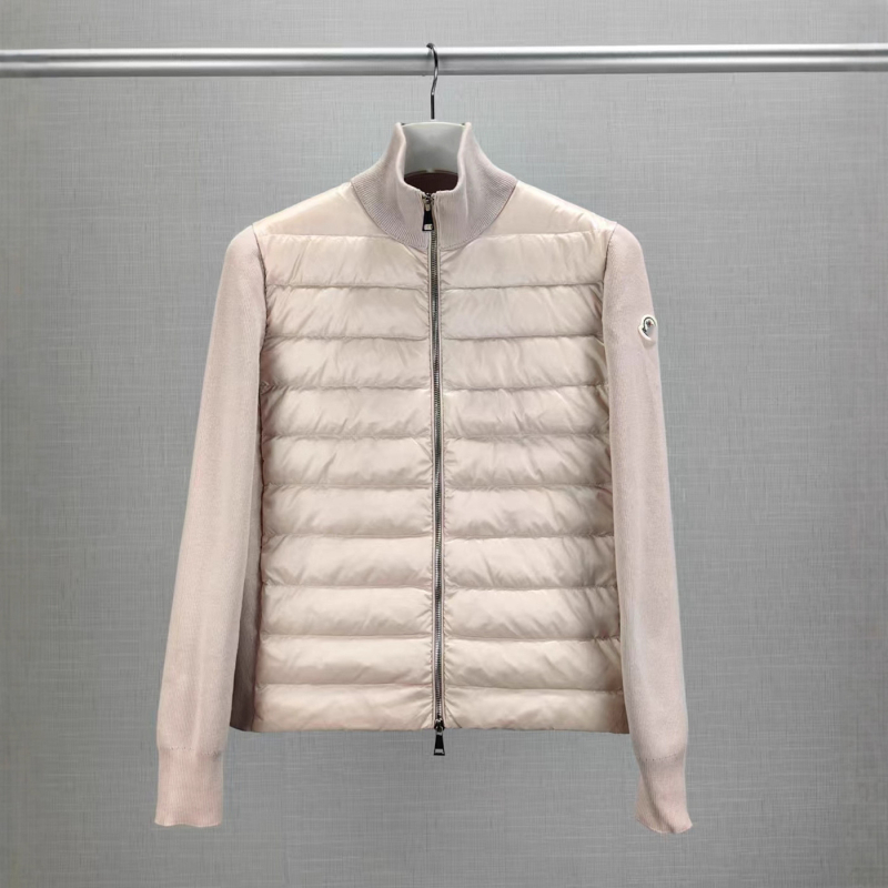 Пухено яке със стойкова яка, цип за закопчаване; Пълнеж: пух; Съдържание на пуха: 76–80%; Материя: вълна