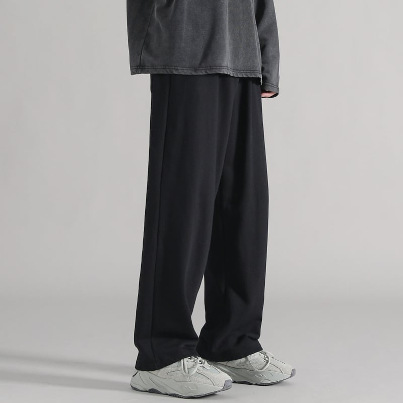 Férfi sportos nadrág lazán szabott, egyenes szárú, középmagasságú derékkal; mikroelasztikusság, poliészter 96–100%