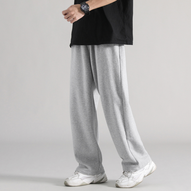 Férfi sportos nadrág lazán szabott, egyenes szárú, középmagasságú derékkal; mikroelasztikusság, poliészter 96–100%