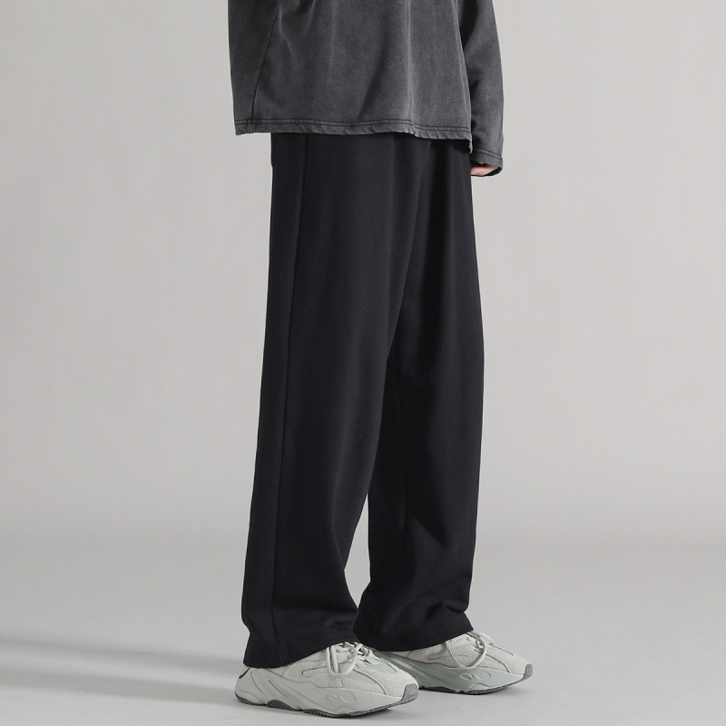 Férfi sportos nadrág lazán szabott, egyenes szárú, középmagasságú derékkal; mikroelasztikusság, poliészter 96–100%