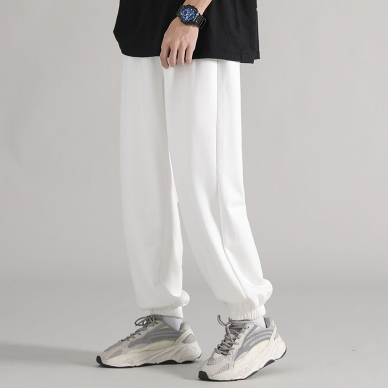 Férfi sportos nadrág lazán szabott, egyenes szárú, középmagasságú derékkal; mikroelasztikusság, poliészter 96–100%