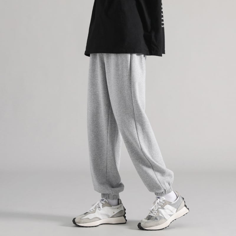 Férfi sportos nadrág lazán szabott, egyenes szárú, középmagasságú derékkal; mikroelasztikusság, poliészter 96–100%