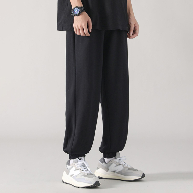 Férfi sportos nadrág lazán szabott, egyenes szárú, középmagasságú derékkal; mikroelasztikusság, poliészter 96–100%