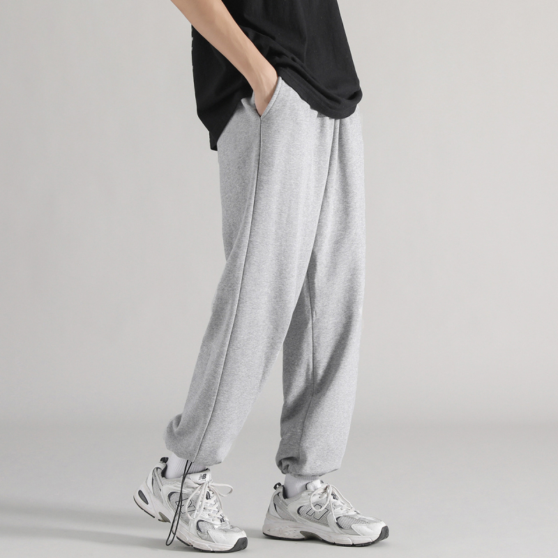 Férfi sportos nadrág lazán szabott, egyenes szárú, középmagasságú derékkal; mikroelasztikusság, poliészter 96–100%