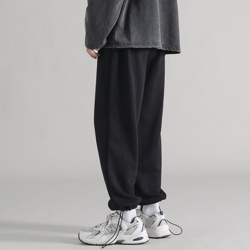 Férfi sportos nadrág lazán szabott, egyenes szárú, középmagasságú derékkal; mikroelasztikusság, poliészter 96–100%